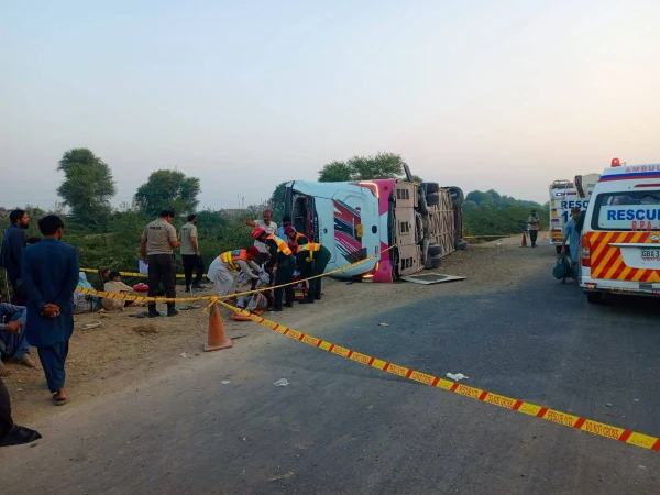 راجن پور میں المناک حادثہ، مسافر بس الٹنے سے 8 افراد جاں بحق