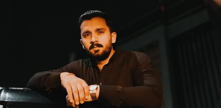 جعلی نمبر پلیٹ پر یوٹیوبر رجب بٹ کی لگژری گاڑی تھانے میں بند، مقدمہ درج