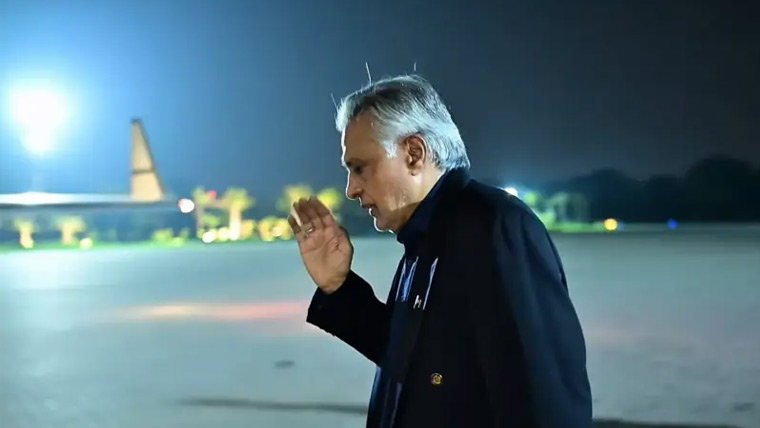 نائب وزیر اعظم اسحاق ڈار چار ملکی وزرائے خارجہ اجلاس میں شرکت کیلئے استنبول روانہ