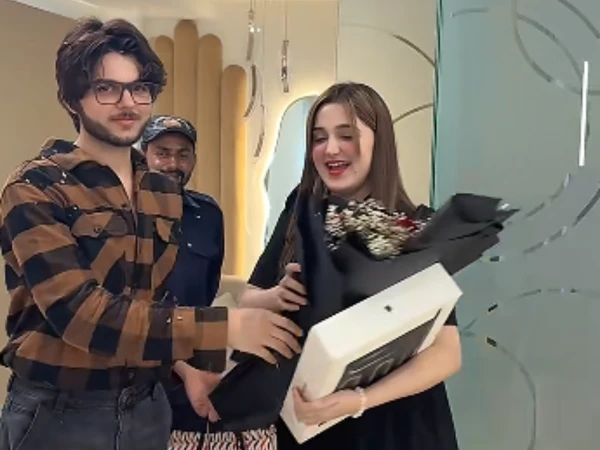 express.pk ٹک ٹاکر سامیہ مبارک کو پروٹوکول دینے پر ایس ایچ او ڈیفنس بی سمیت 3 اہلکار معطل
