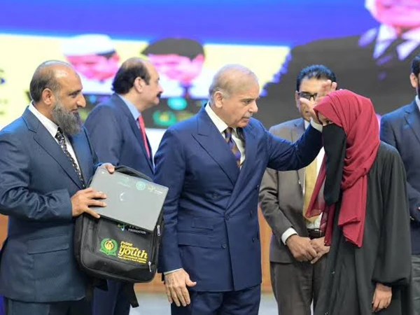 کروم بکس اور لیپ ٹاپ کی تقسیم تعلیمی بحران کا حل نہیں، جے یو آئی