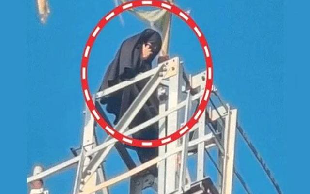 city42.tv بھارت: پسند کی شادی کیلئے لڑکی 100 فٹ بلند موبائل ٹاور پر چڑھ گئی