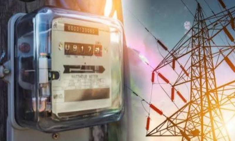 بجلی صارفین کیلئے خوشخبری، 200 سے زائد یونٹس پر اضافی چارجز ختم کرنے پر کام جاری