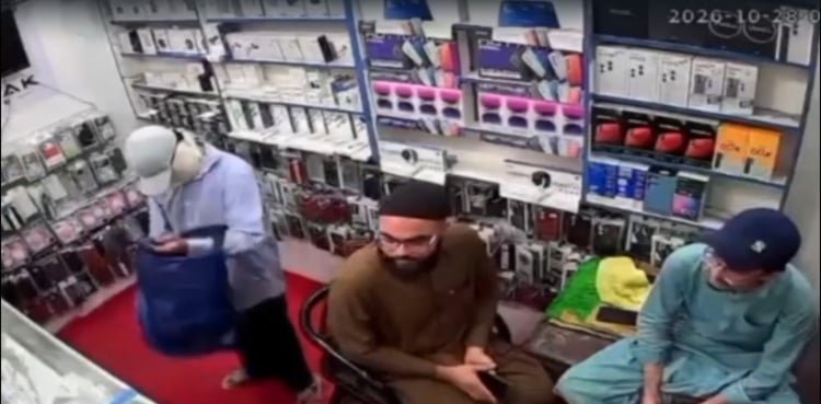 urdu.arynews.tv کراچی: بنارس موبائل مارکیٹ میں ڈکیتی کی سی سی ٹی وی فوٹیج منظر عام پر